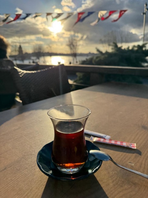 Защо в Турция чаят се сервира в чаши с необичайна форма